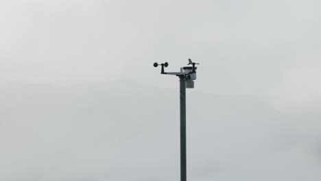 anemómetro giratorio en la parte superior de la estación meteorológica