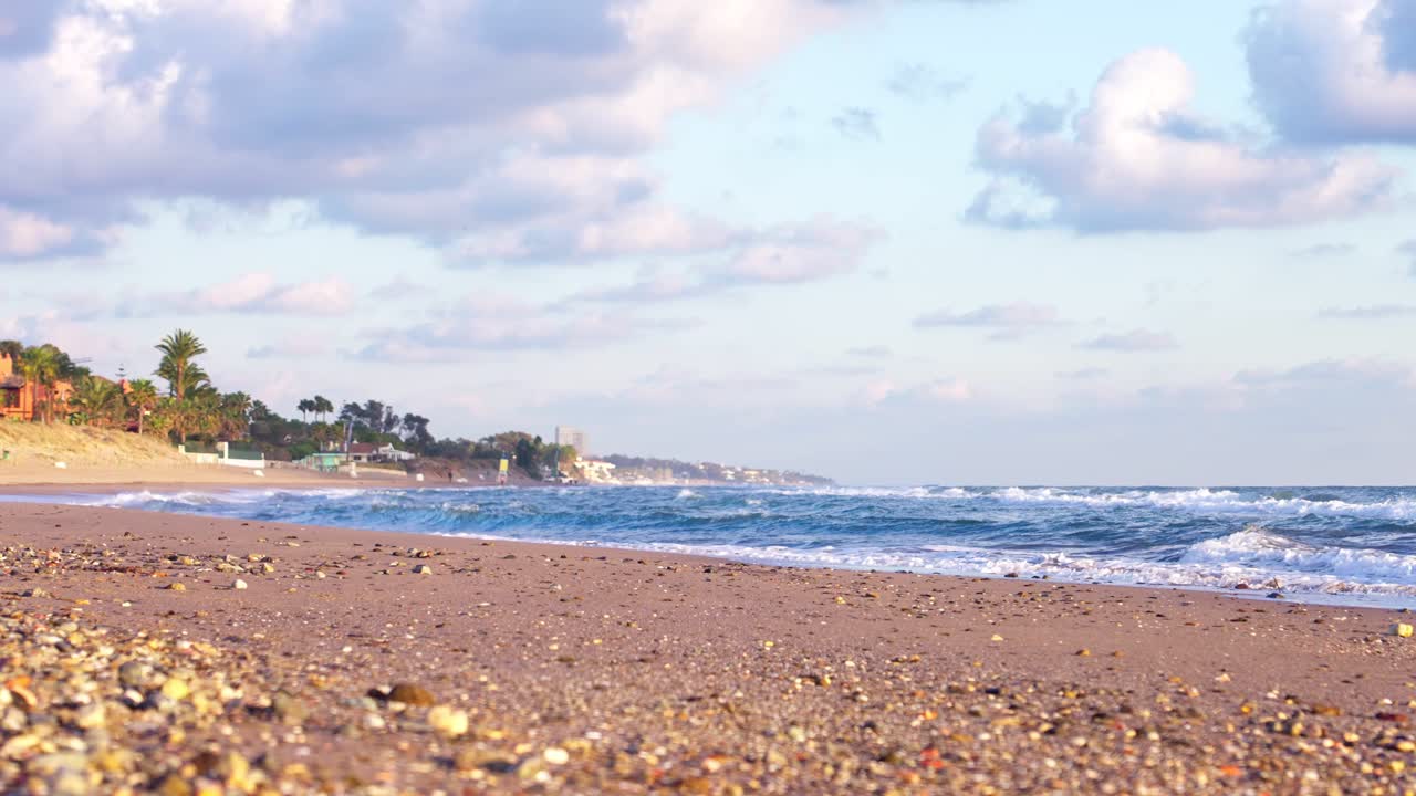 bulutlu gökyüzüyle boş bir plaj