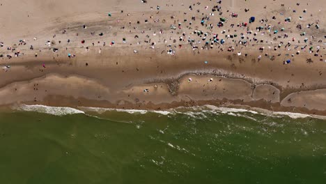 Menschen-Genießen-Heiße-Sommertage-Am-Strand,-Scheveningen,-Den-Haag