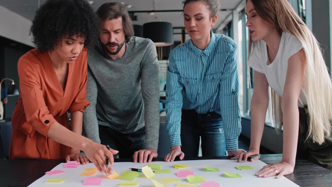 colegas de negocios con notas adhesivas