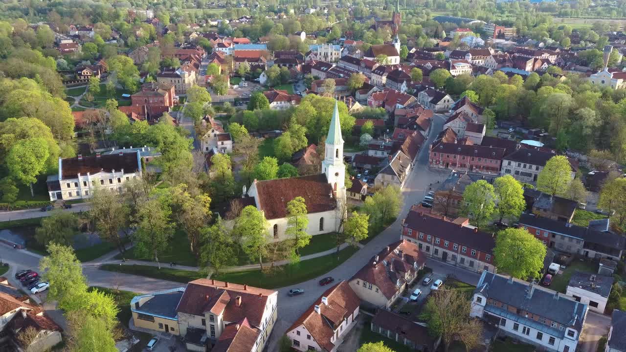 vista aérea del casco antiguo de kuldiga con tejas rojas y la iglesia evangélica luterana de santa catalina en kuldiga, letonia