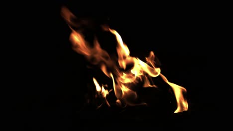 llamas ardiendo por la noche