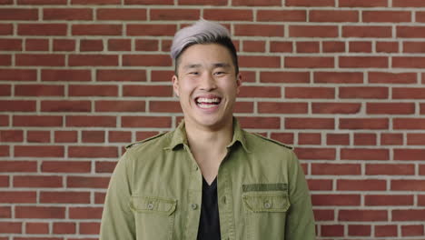 예쁜 젊은 아시아 남자 의 초상화 가 카메라 에 즐겁게 웃고 있다