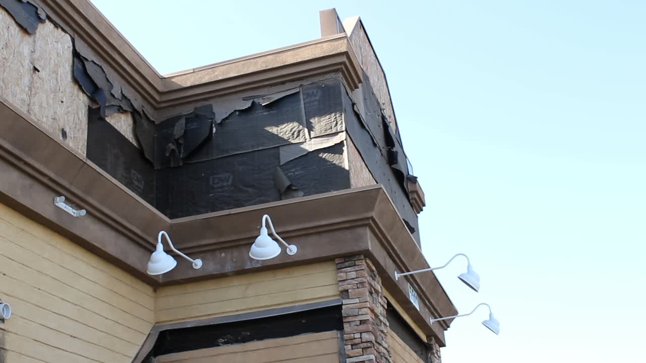 바람에 펄럭이는 버려진 승선식 건물 건물 종이