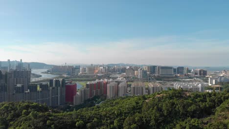 Vorwärtsbewegung-Luftaufnahme-Des-Stadtbildes-Von-Macau-Von-Coloane-Aus