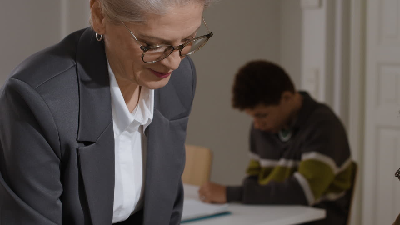 escena del aula con el maestro y los estudiantes