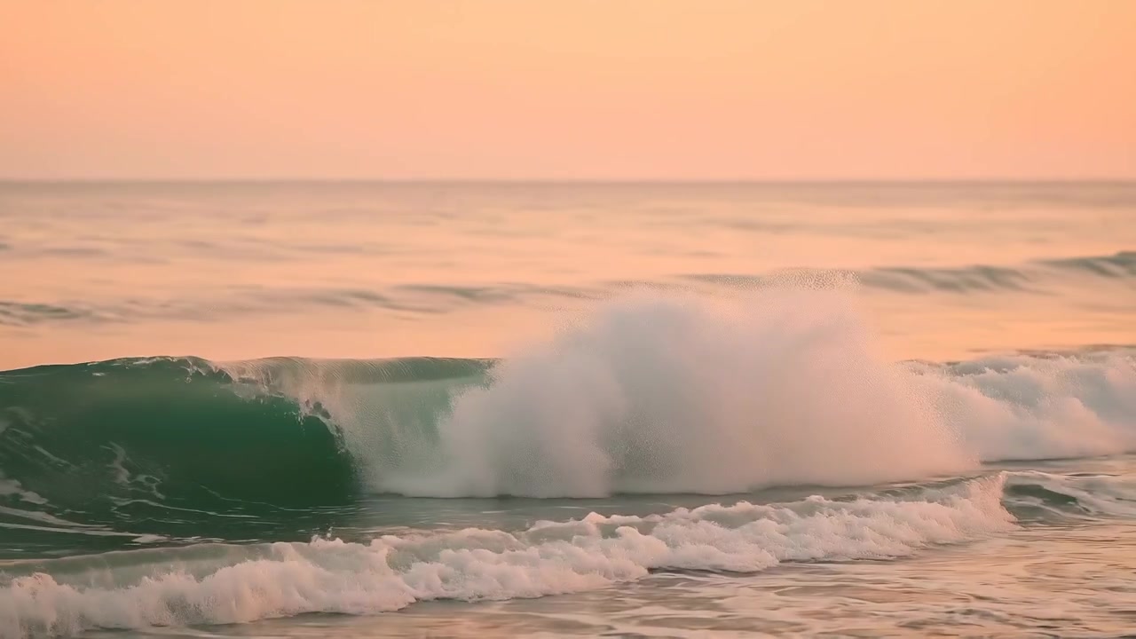Friedliche Meereswellen brechen am Strand während der goldenen Stunde