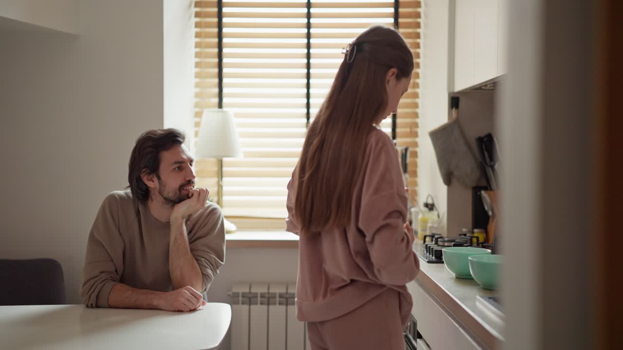 부부가 부에서 아침 식사를 준비하고 있다
