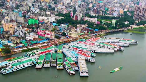 Sadarghat-Launch-Boat-Terminal-In-Old-Dhaka-Along-Buriganga-River,-Bangladesh