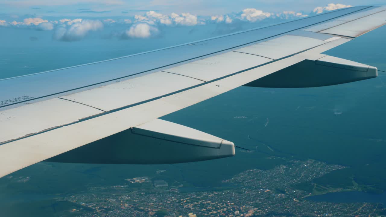비행기의 창문에서 날개와 구름을 볼 수 있습니다.