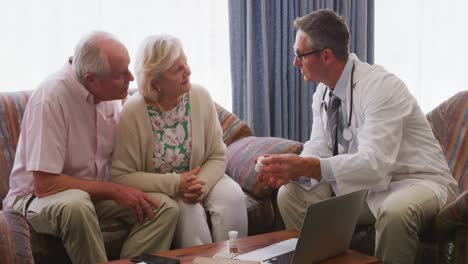 pareja de ancianos hablando con un médico en una casa de jubilación