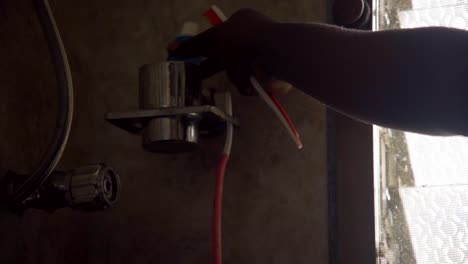 recogiendo cepillo de dientes y baño de pasta de dientes