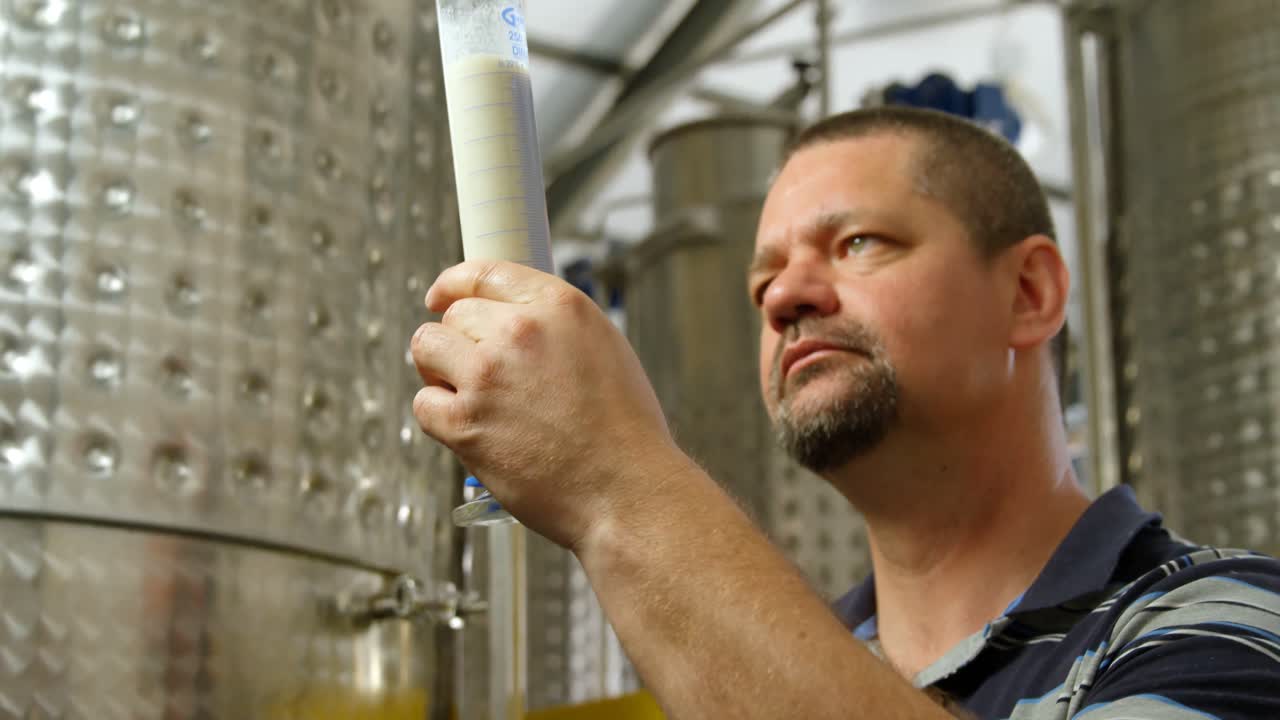 trabajador masculino que trabaja en una fábrica 4k