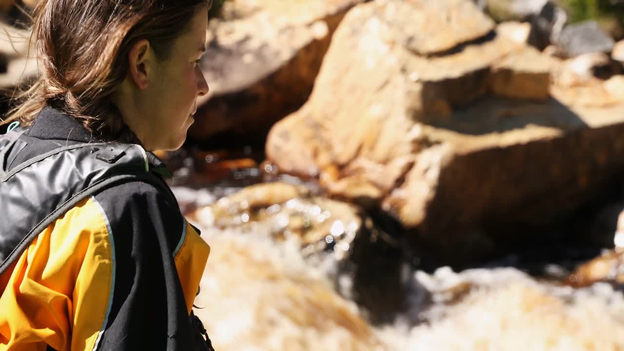 mujer en kayak mirando el río que fluye 4k