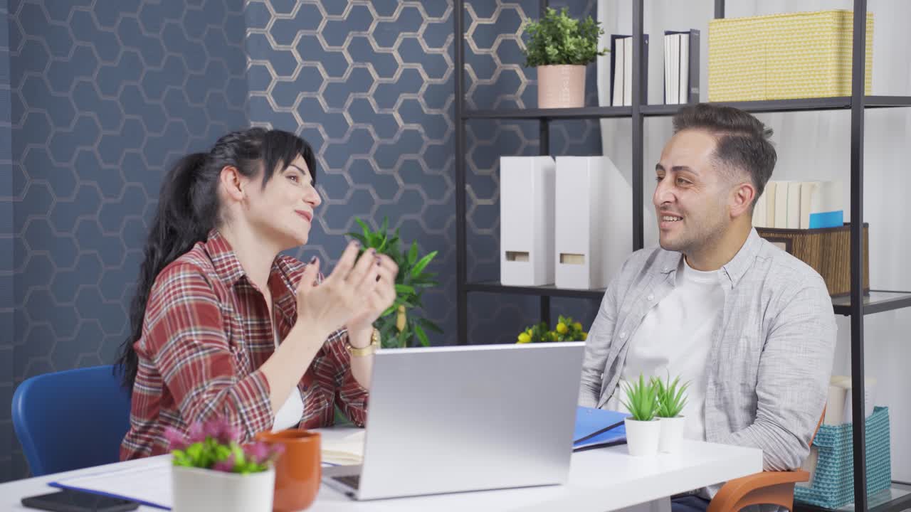 행복하고 미소 짓는 환자가 그녀의 라이프 코치에게 듣습니다.