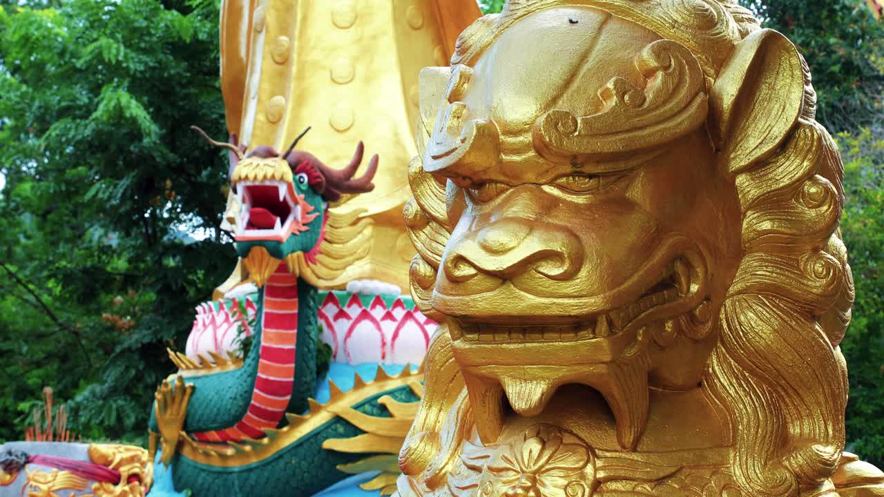 león dorado y dragón en un templo tailandés en tailandia