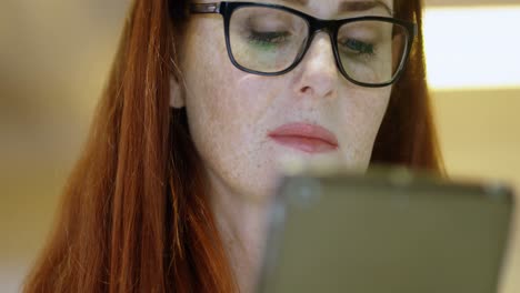 mujer usando tableta digital en la oficina 4k