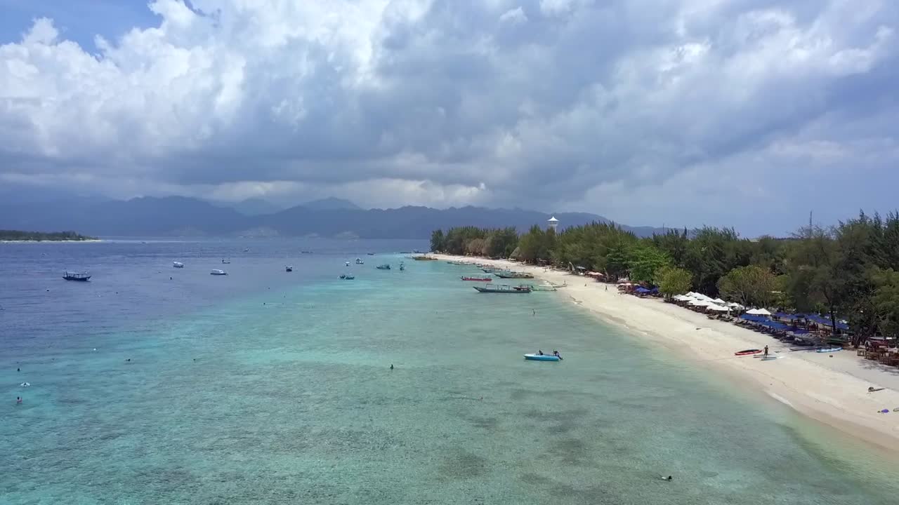 playa de ensueño poco visitada por turistas impresionante vista aérea vuelo volar hacia atrás imágenes de drones de gili t beach bali indonesia en el soleado verano de 2017