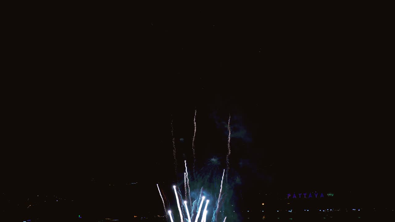 4k. hermosos fuegos artificiales coloridos exhibición brillante en el fondo de bucle nocturno, espectáculo de fuegos artificials brillantes, celebración de fuegos artificiales de la víspera de año nuevo