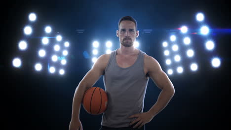 joven de pie con la pelota de baloncesto