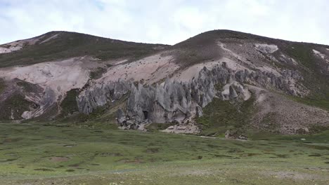 Pampas-Galeras,-Formaciones-Rocosas-De-Cono-Movimiento-Lateral-Apurimac,-Perú