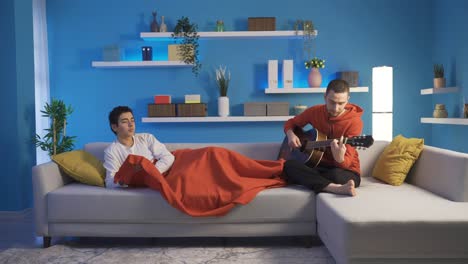 hermanos mimados y lindos jugando a peleas de almohadas.