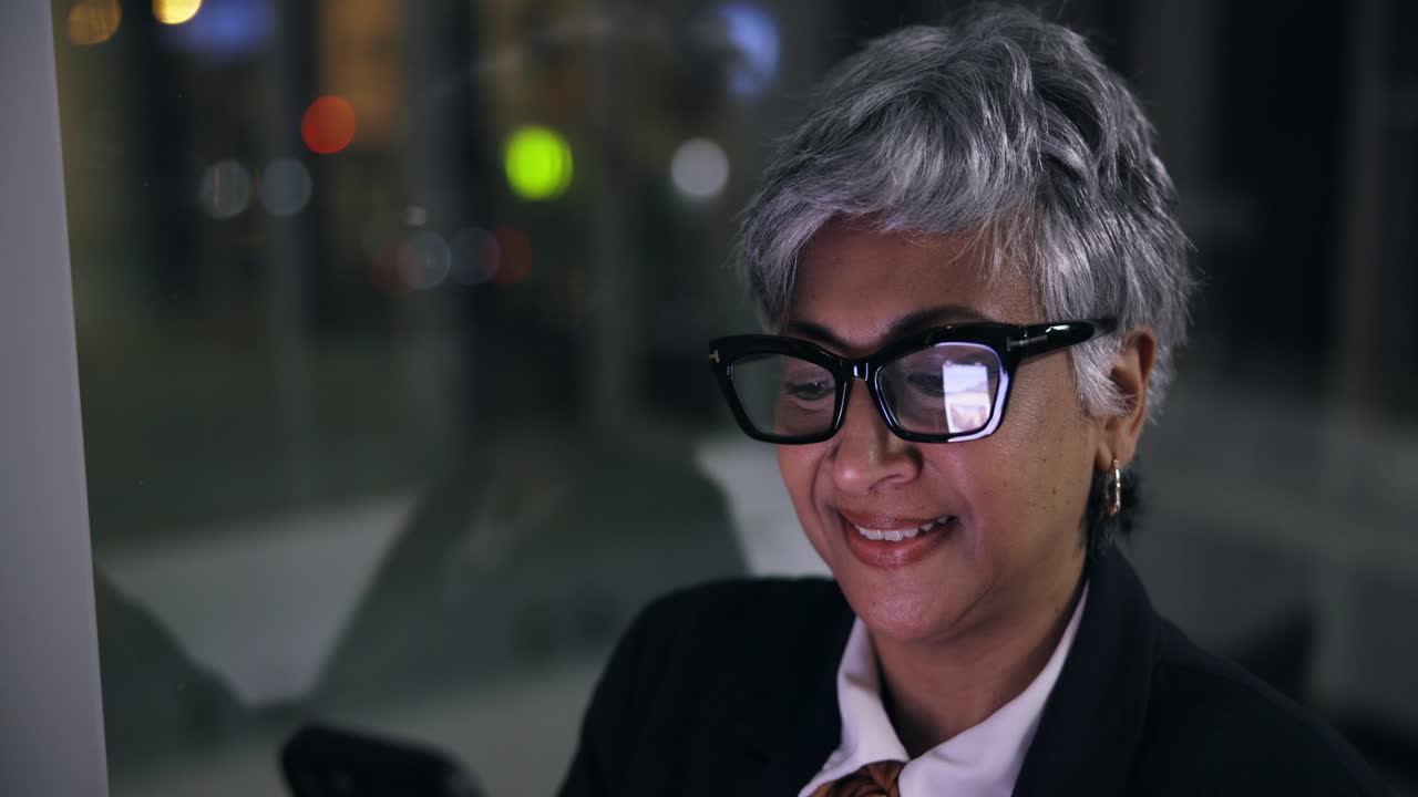 mujer de negocios que trabaja en la oficina