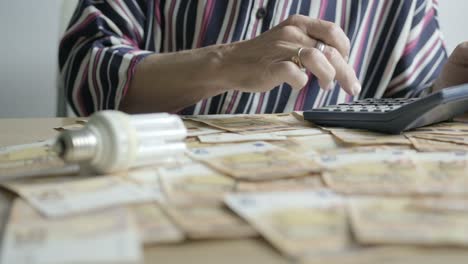 Manos-De-Una-Mujer-Mayor-Contando-Dinero-De-Cerca,-Billetes-De-Papel-En-Euros-Oficina-De-Escritorio-En-Casa