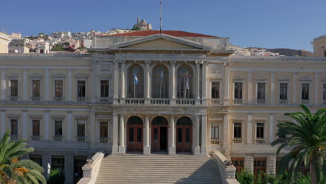 Un-Dron-Lento-Revela-Una-Toma-De-La-Ciudad-De-Ermoupoli-Desde-El-Edificio-Del-Ayuntamiento-Durante-El-Amanecer.