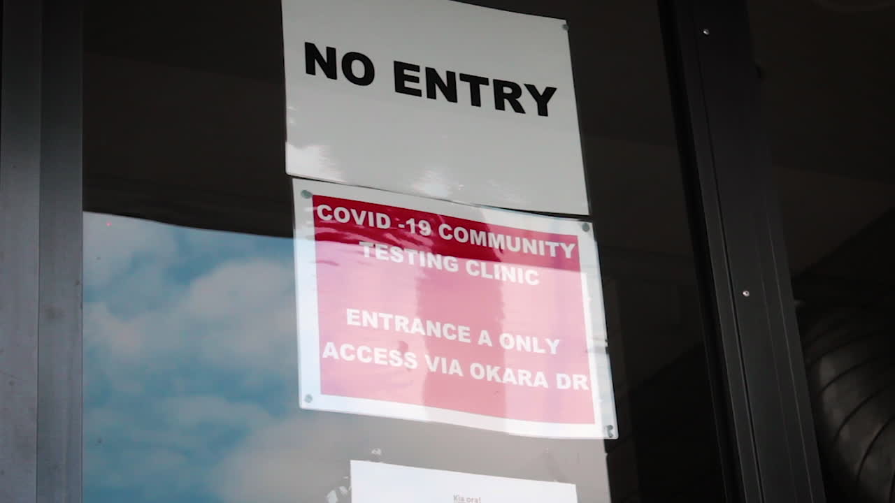 clínica de pruebas covid-19 sin señal de entrada, pruebas de coronavirus a residentes locales y locales en la lucha contra la propagación