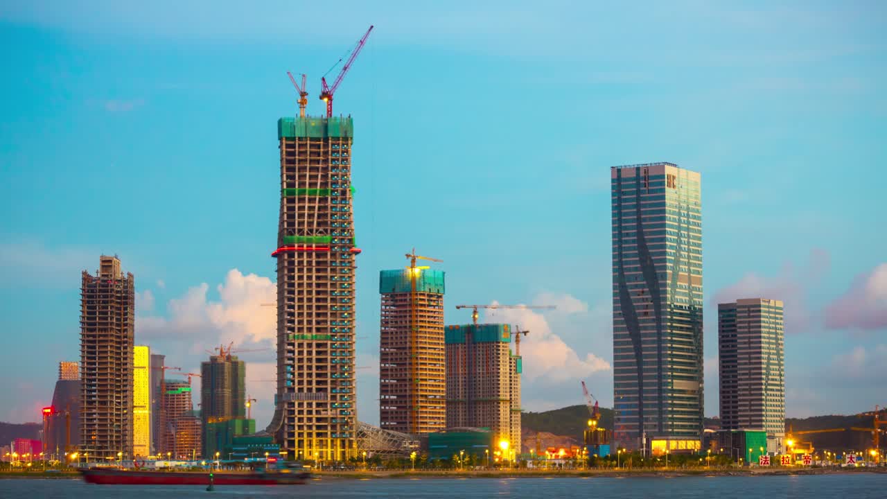 중국의 해가 지는 주하이 만 (zhuhai bay) - 마카오시티 호텔 건설, 해안선 파노라마, 4k 타임스