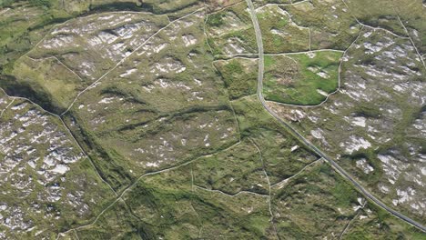 impresionante paisaje de terreno de connemara en capas irlanda aéreo