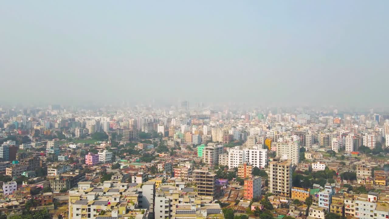 Zoom out aereo del paesaggio urbano di Dhaka City in Bangladesh.