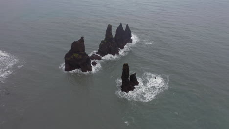 Volando-Lejos-De-Las-Pilas-De-Mar-De-Reynisdrangar-Durante-El-Mal-Tiempo