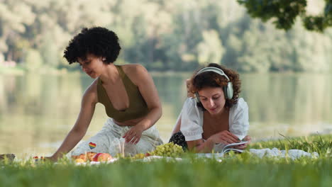 Pareja-Disfrutando-De-Un-Picnic-Juntos-En-El-Parque