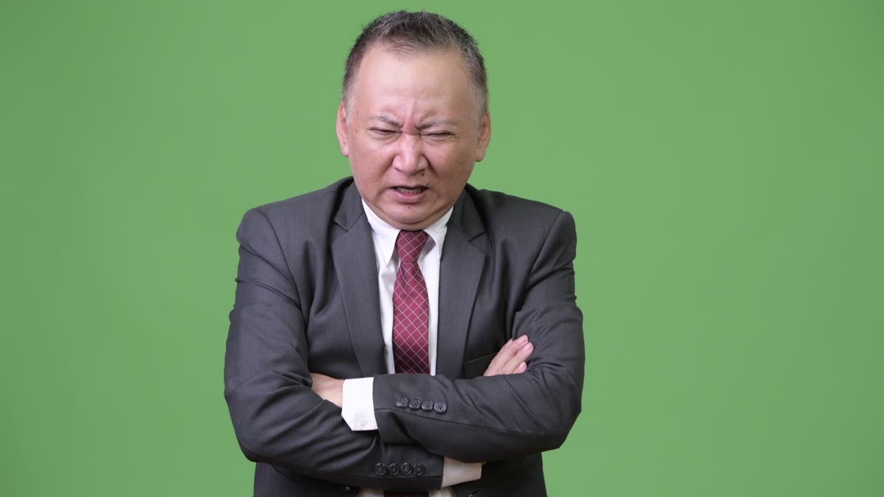 성숙한 일본 사업가 화를 내고 있습니다.