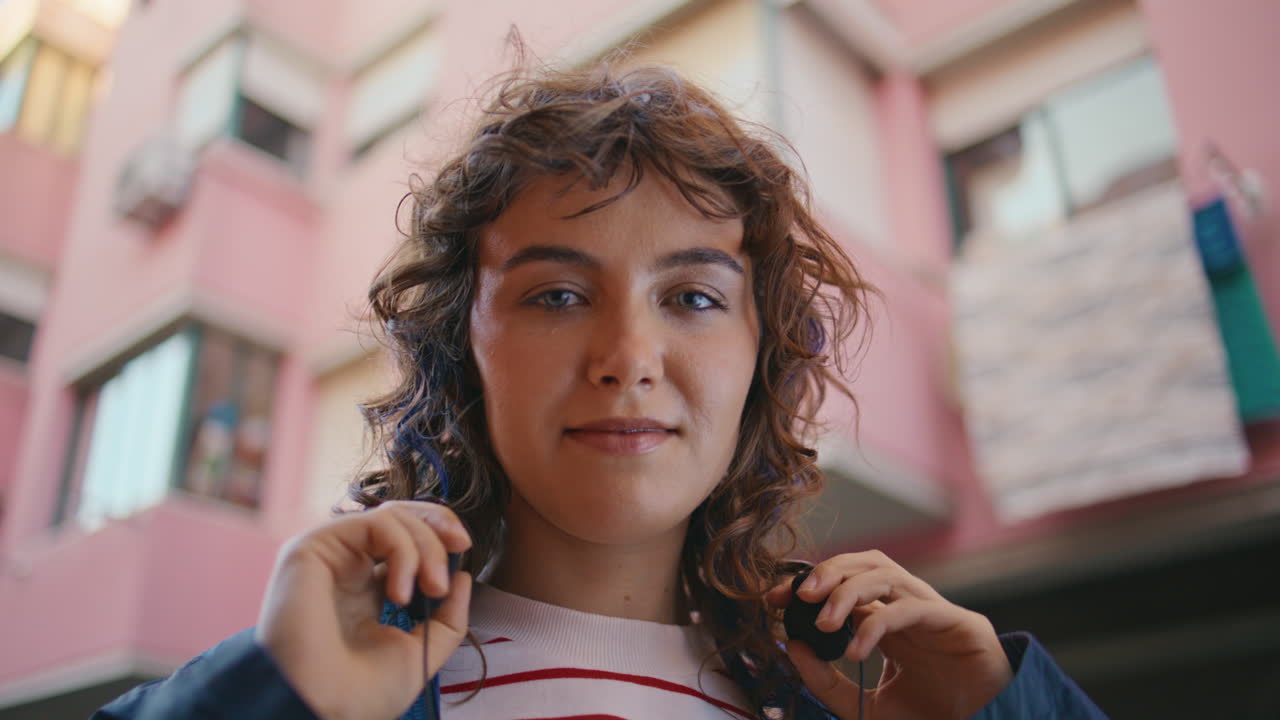 mujer relajada con auriculares en la calle de la ciudad de cerca. chica escuchando música