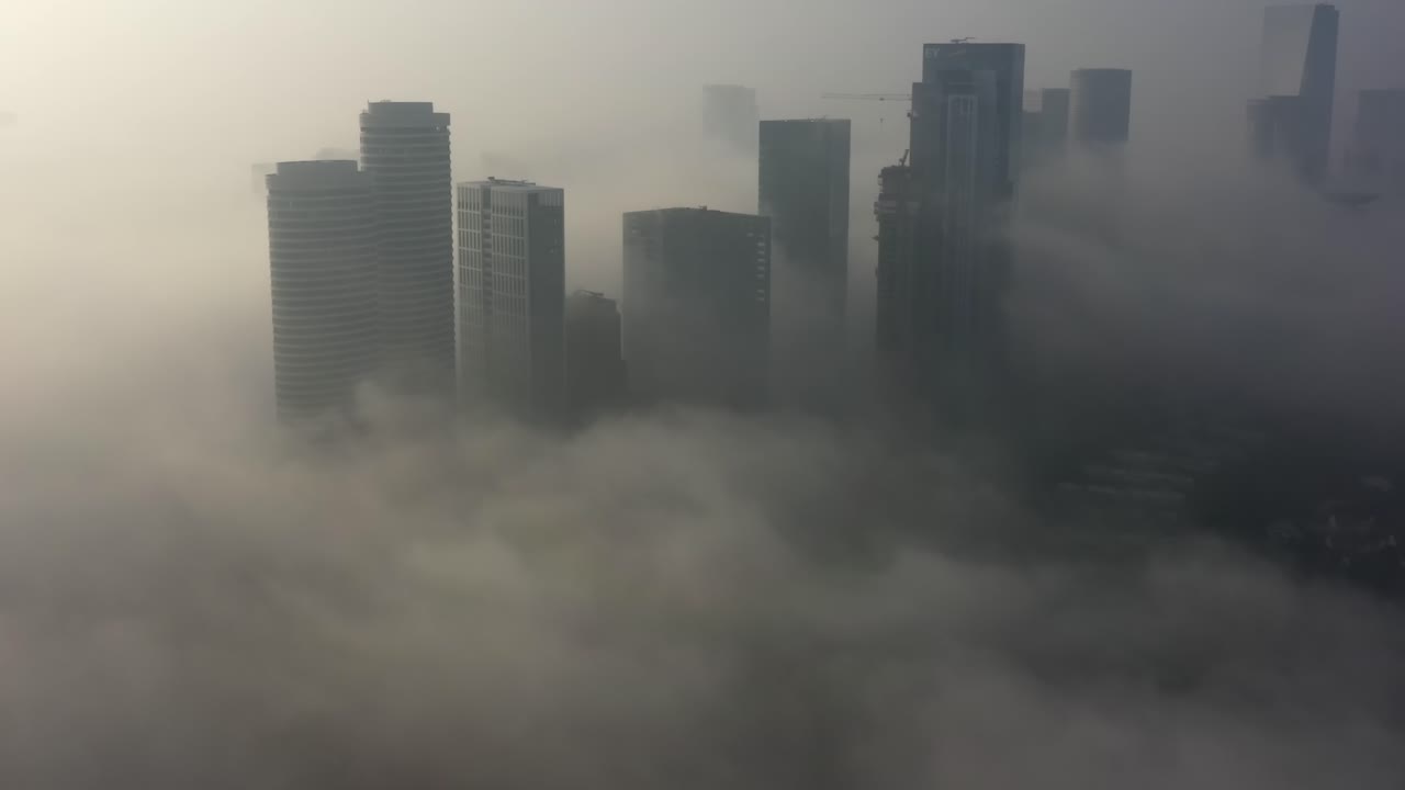 아침 안개로 뒤인 도시