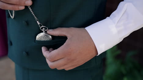 caballero con reloj de bolsillo en el chaleco