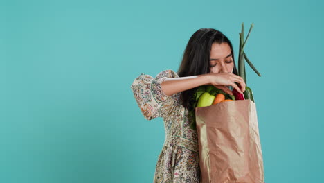 cliente con comestibles comprados para ser utilizados como ingredientes para cocinar