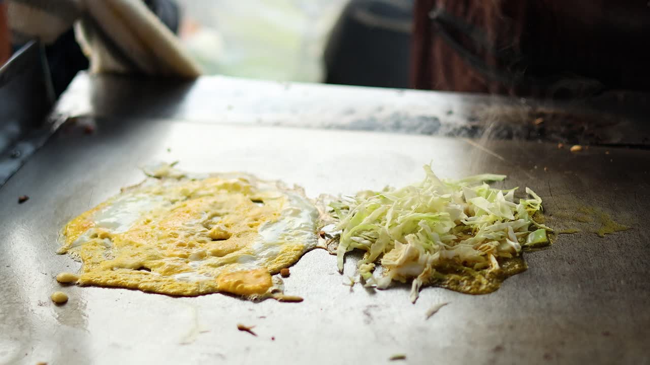 뜨거운 그릴 에 음식 을 요리 하는 것