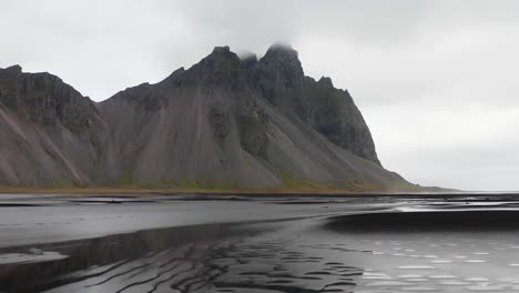 Video-De-Un-Dron-Volando-Hacia-La-Montaña-Vestrahorn-En-El-Sureste-De-Islandia