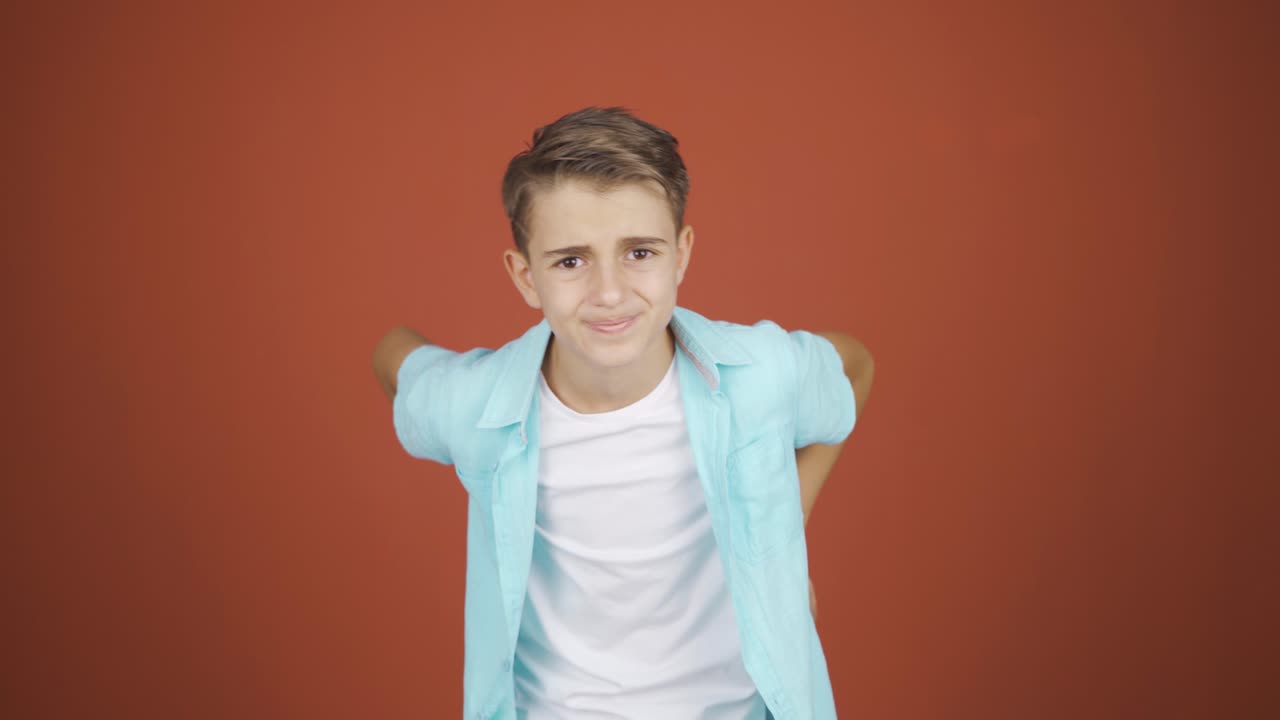 un niño con dolor de espalda.