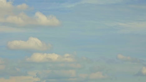 Nubes-Cúmulos-Barren-Un-Cielo-Azul-En-Un-Movimiento-De-Lapso-De-Tiempo