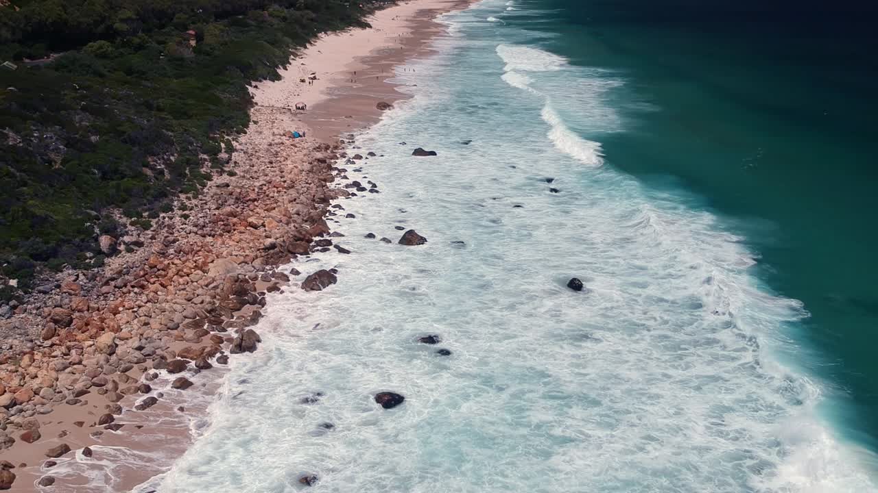 바위 해변에 부서지는 파도의 높은 각도
