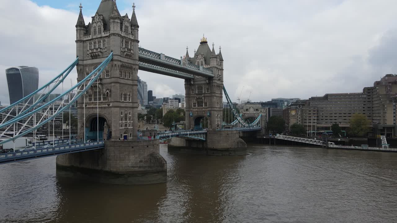 런던 타워 브리지 근처 해변에서 이륙하는 드론