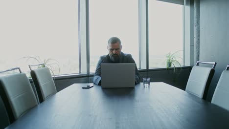 hombre de negocios trabajando en una computadora portátil en una oficina moderna