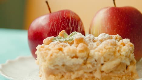 tarta de manzana casera en el plato