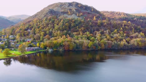 Vista-De-Drones-De-La-Colorida-Escena-Del-árbol-De-Otoño-Lago-Ullswater-En-El-Parque-Nacional-Del-Distrito-De-Los-Lagos