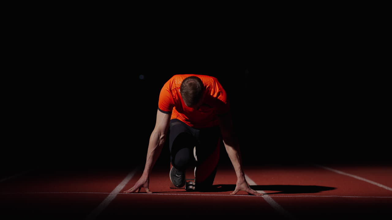 corredor al comienzo de una carrera por la noche